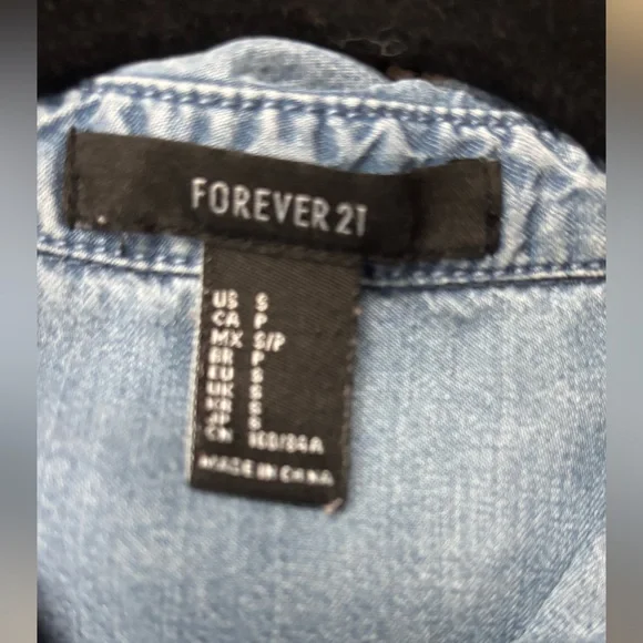 3/$10 Forever 21 Denim Top Sz S - Picture 2 of 3